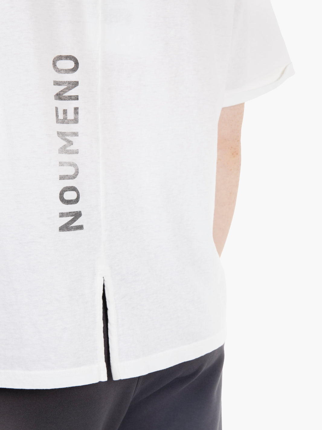 T-shirt girocollo con spacco e grafica sul retro bianco