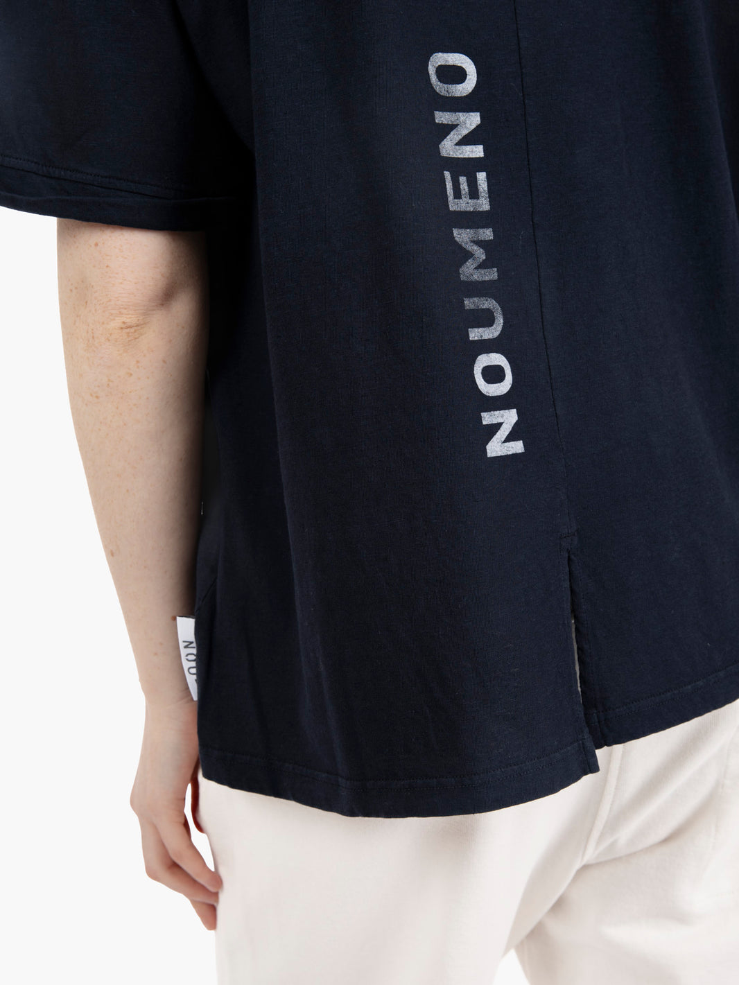 T-shirt girocollo con spacco e grafica sul retro blu