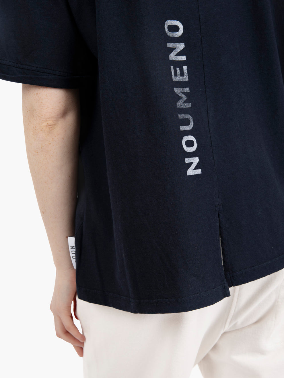 T-shirt girocollo con spacco e grafica sul retro blu