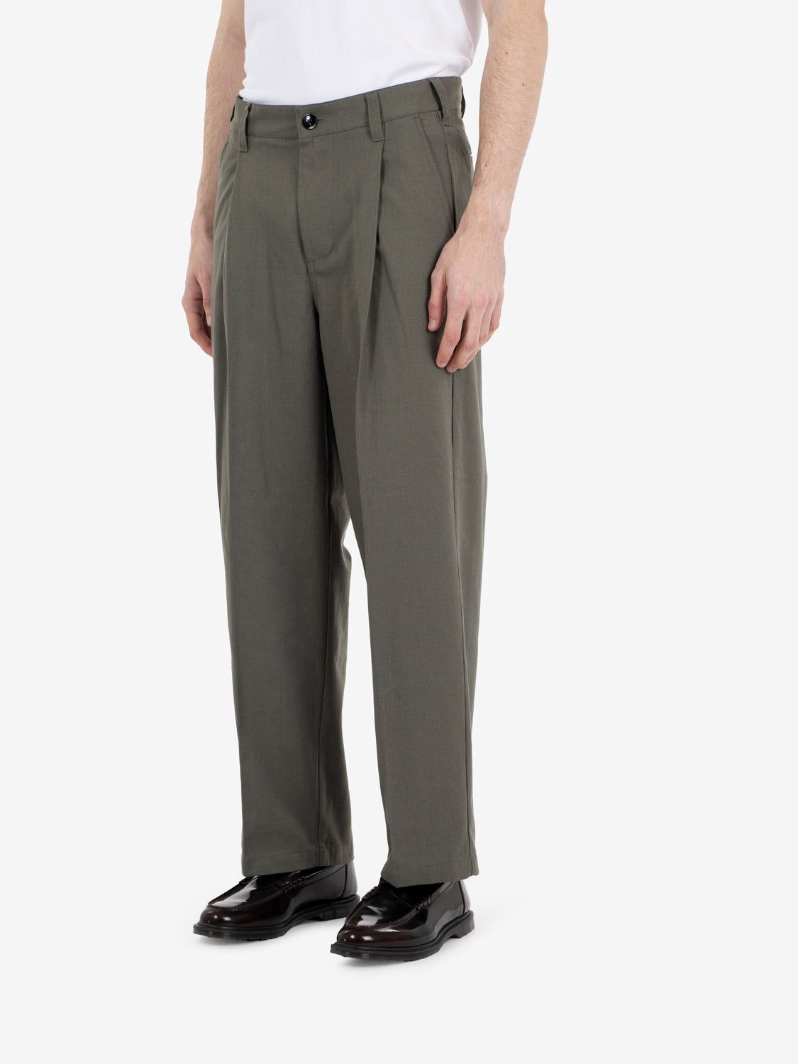 Dean Pleated pant leaf
