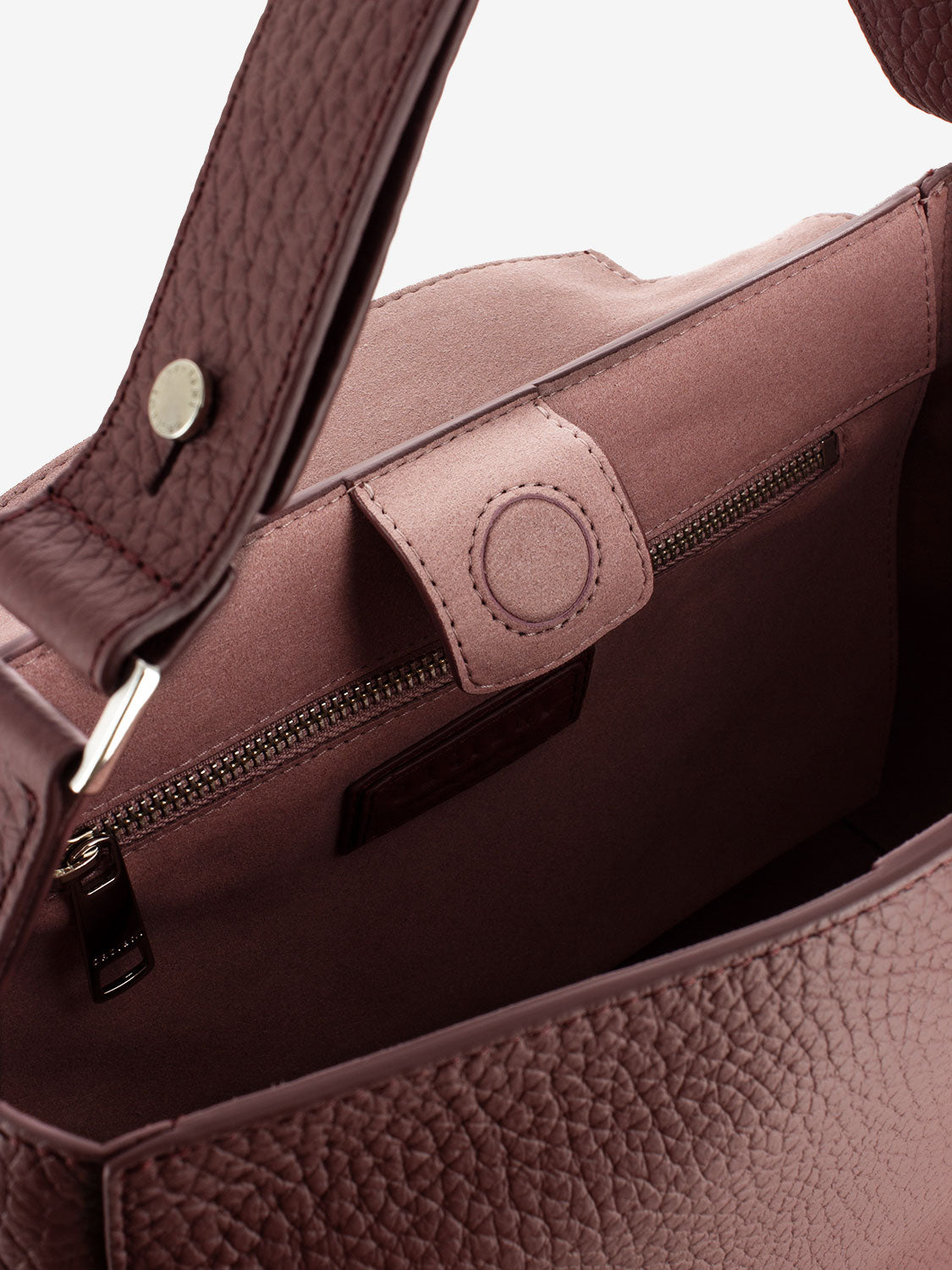 Borsa media in pelle martellata amarena