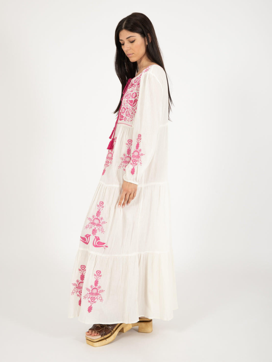 Long embroidered dress white / pink