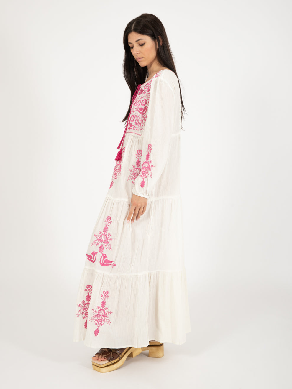 Long embroidered dress white / pink