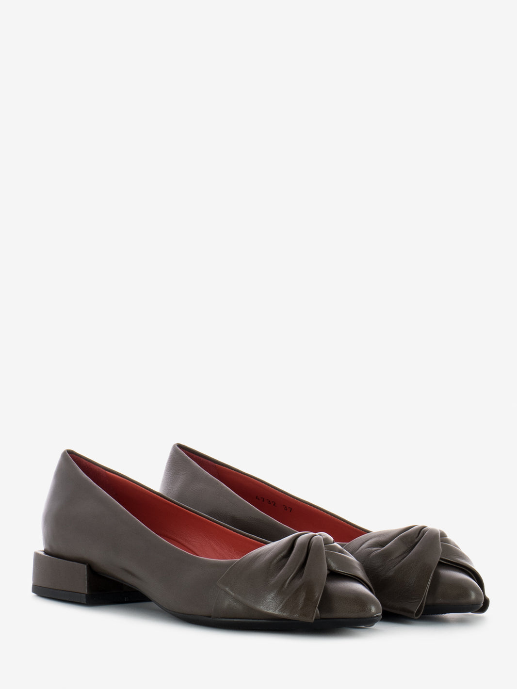 Point ballerina with brown bow