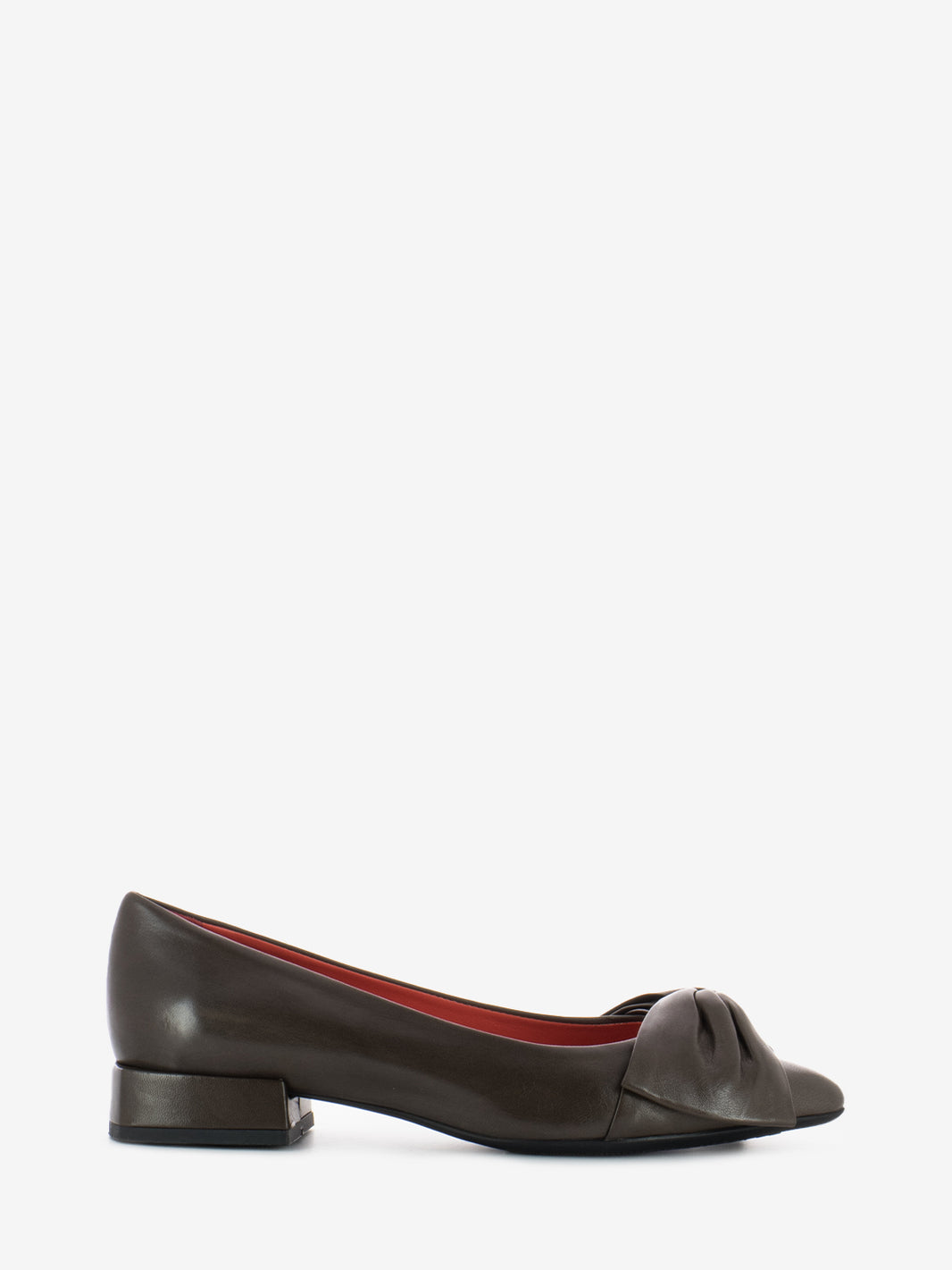 Point ballerina with brown bow