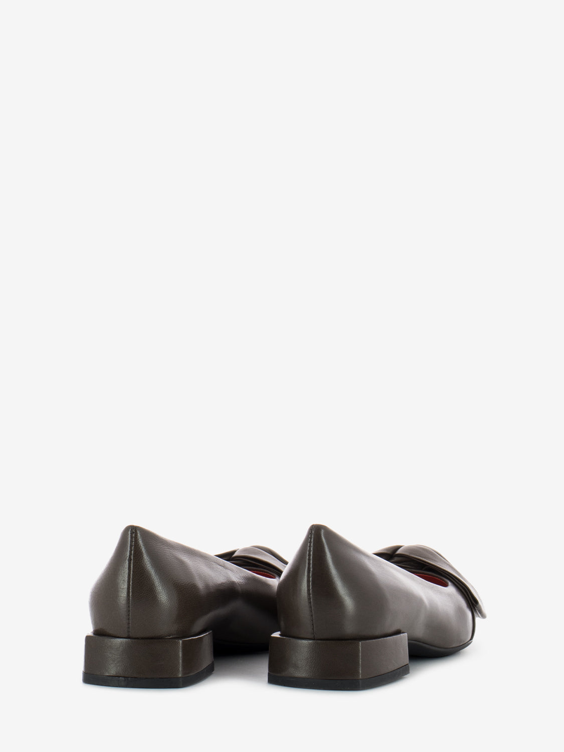 Point ballerina with brown bow