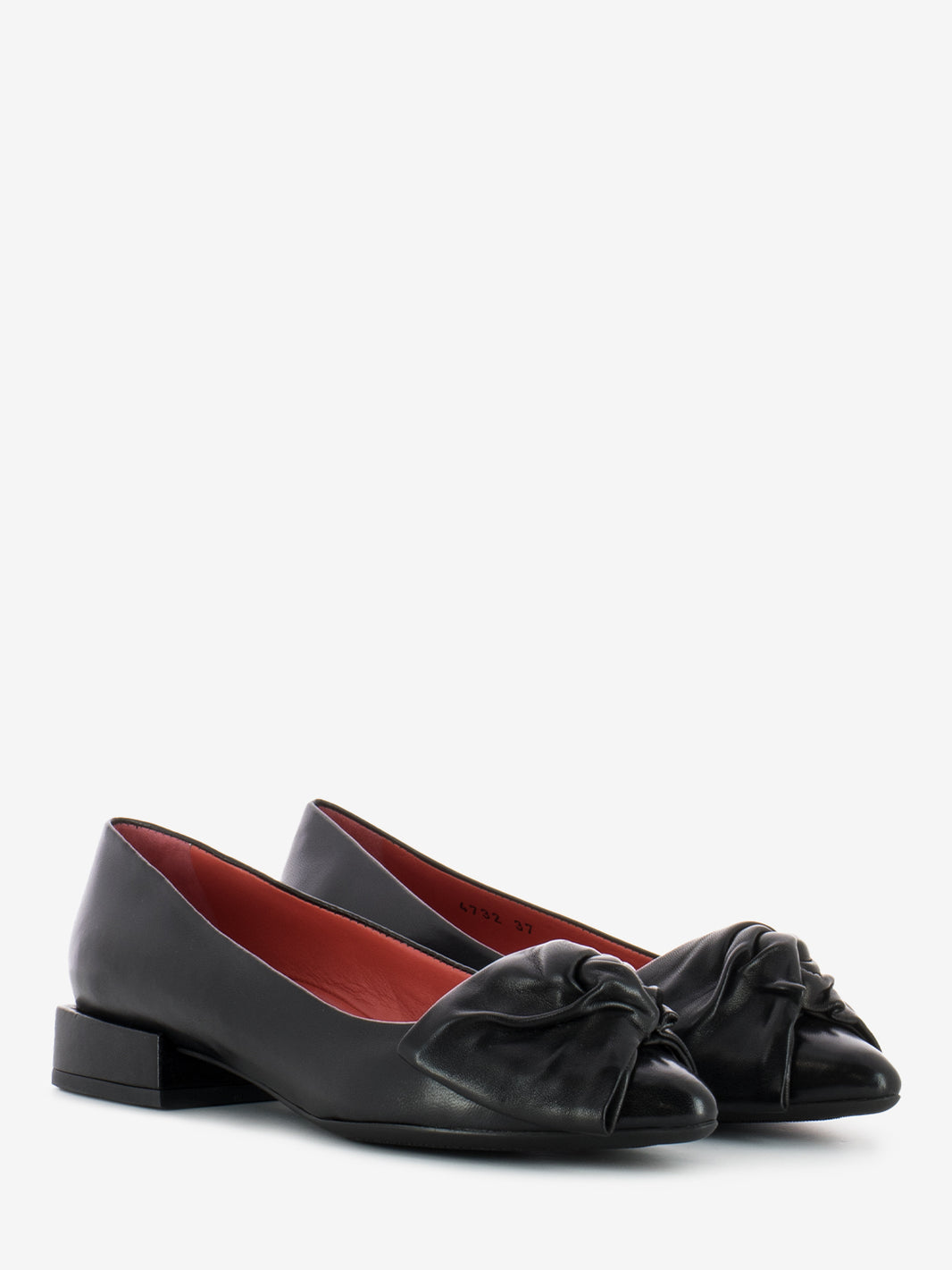 Point ballerina with black bow