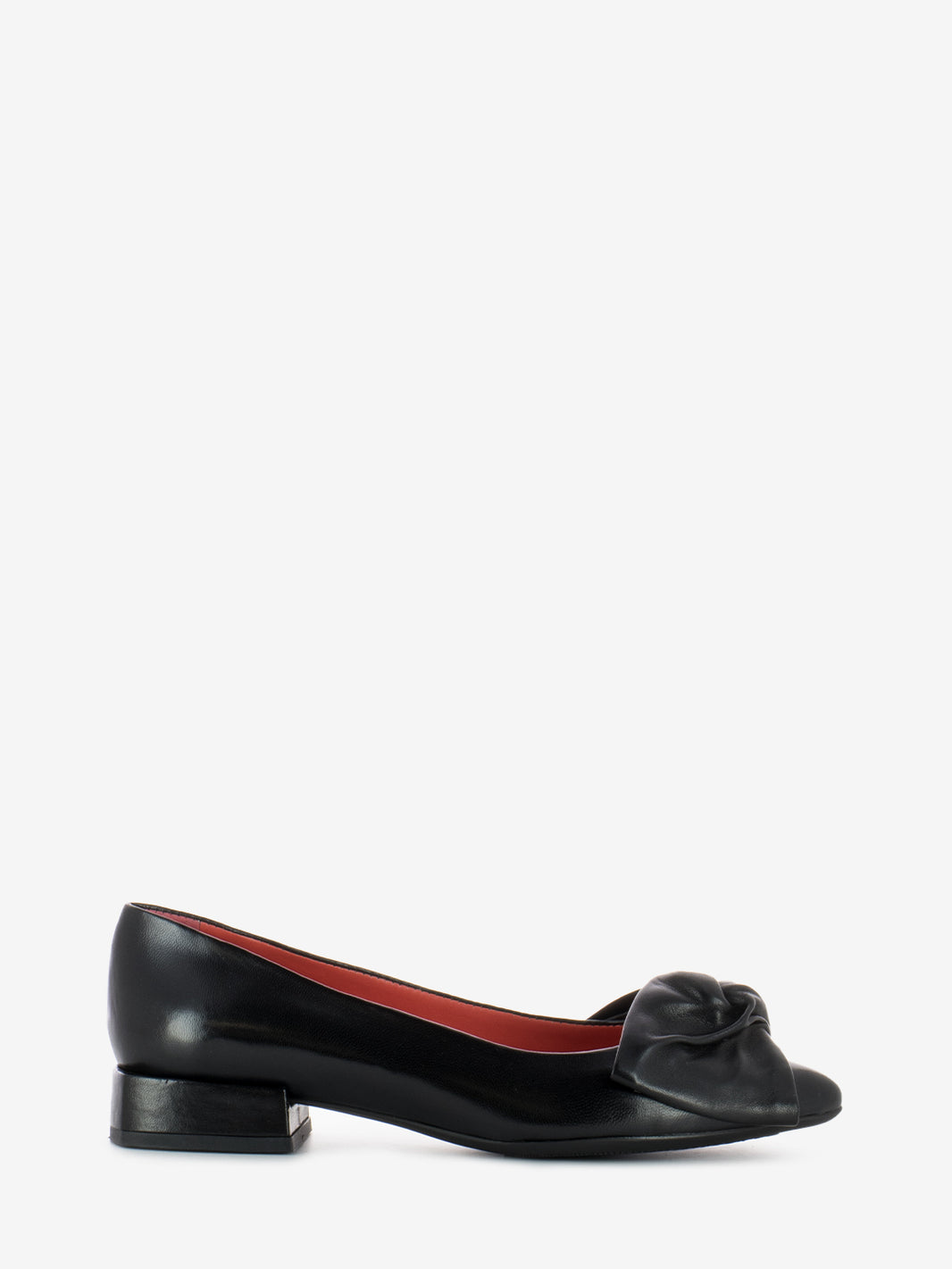 Point ballerina with black bow