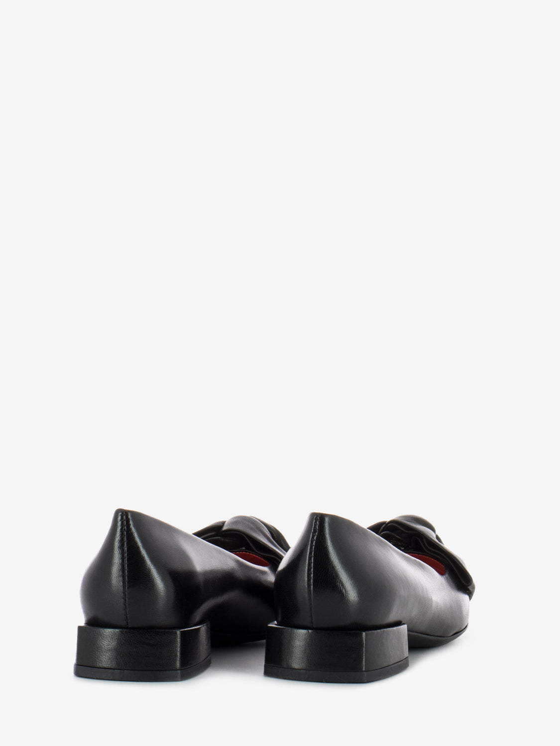 Point ballerina with black bow