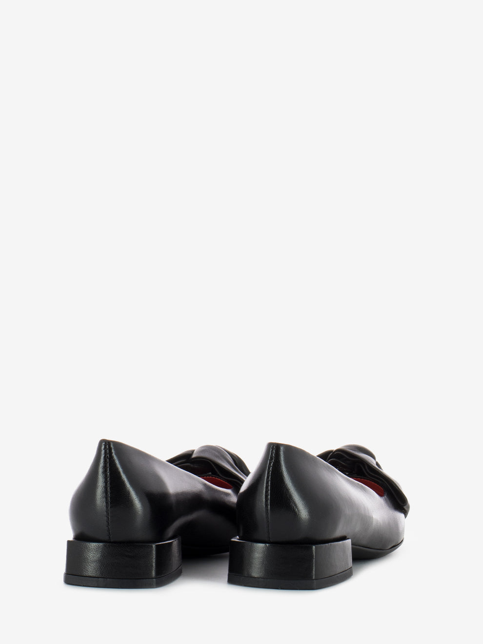 Point ballerina with black bow