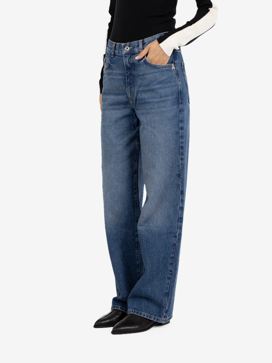 Balloon fit jeans in medium wash blue