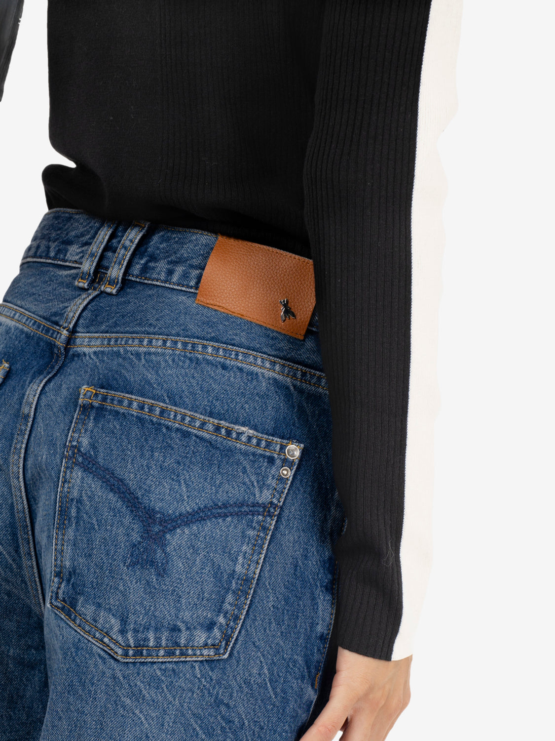Balloon fit jeans in medium wash blue