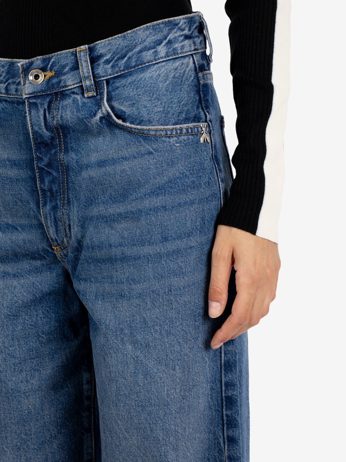 Balloon fit jeans in medium wash blue