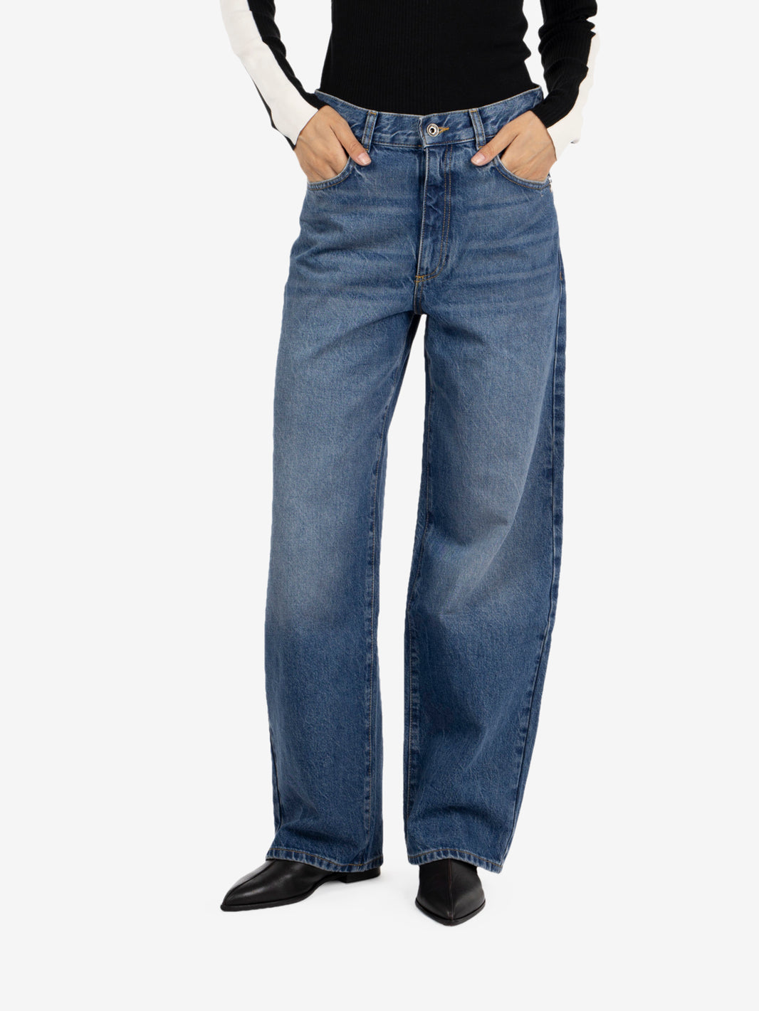 Balloon fit jeans in medium wash blue
