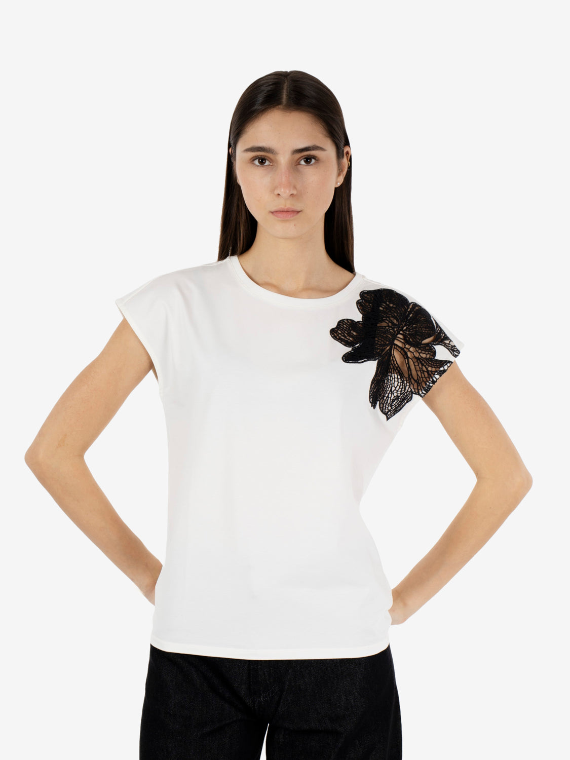 T-shirt con applicazione bianca