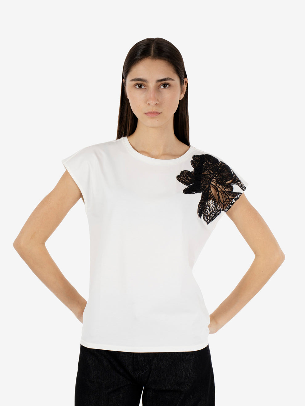 T-shirt con applicazione bianca