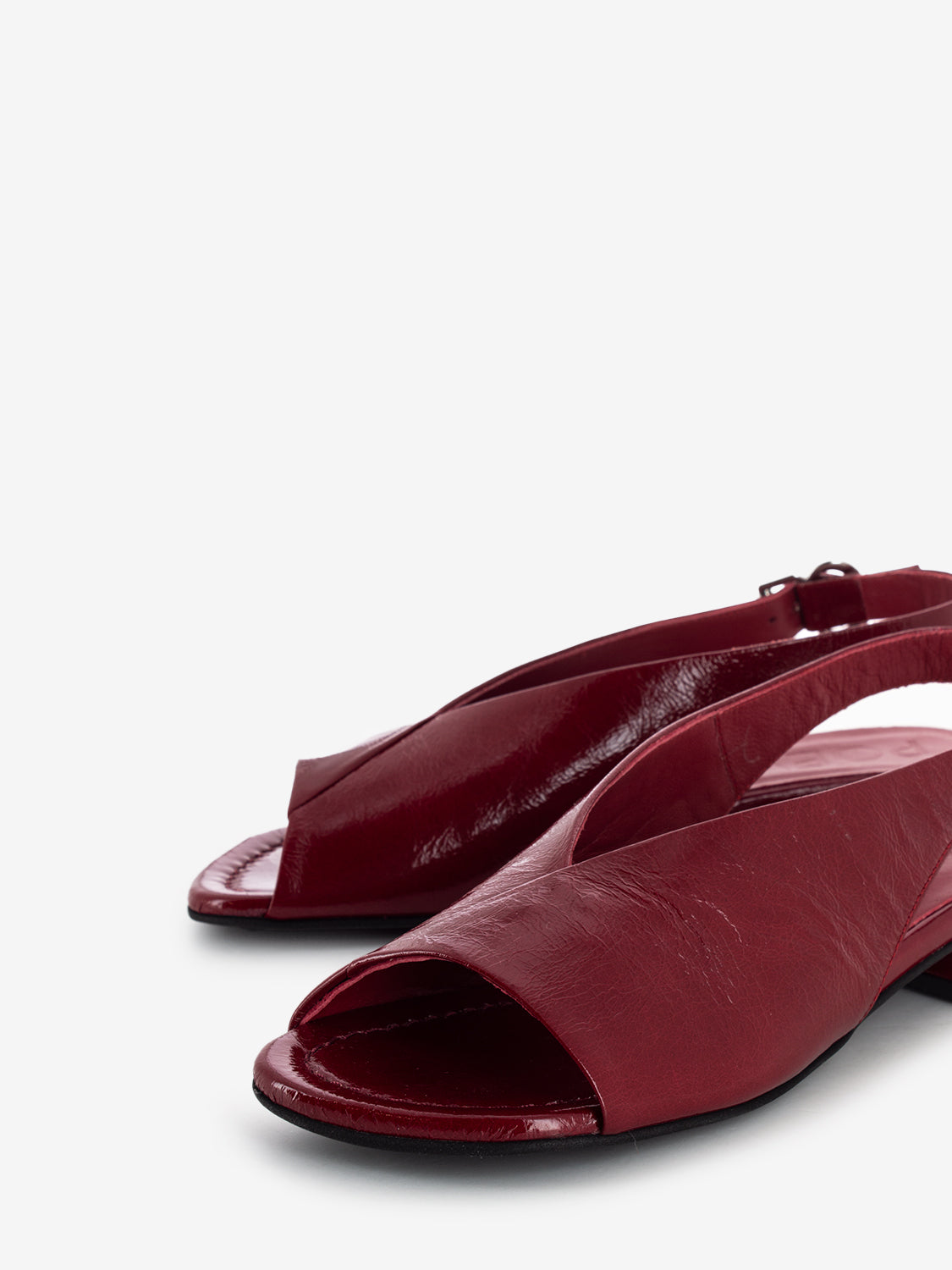 Light ruby ​​patent leather sandals