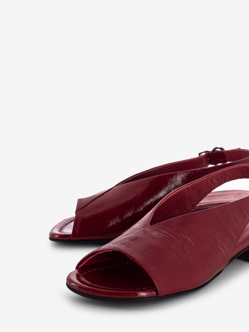 Light ruby ​​patent leather sandals