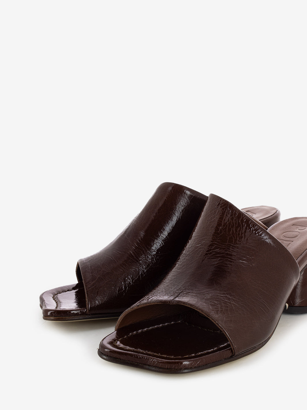 Light chestnut patent sandal