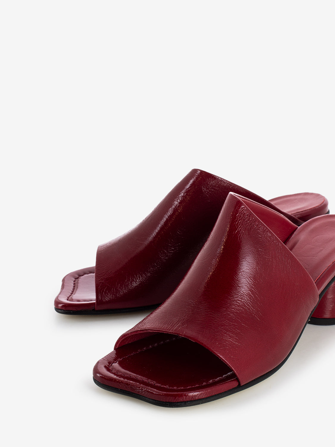 Light ruby patent sandal