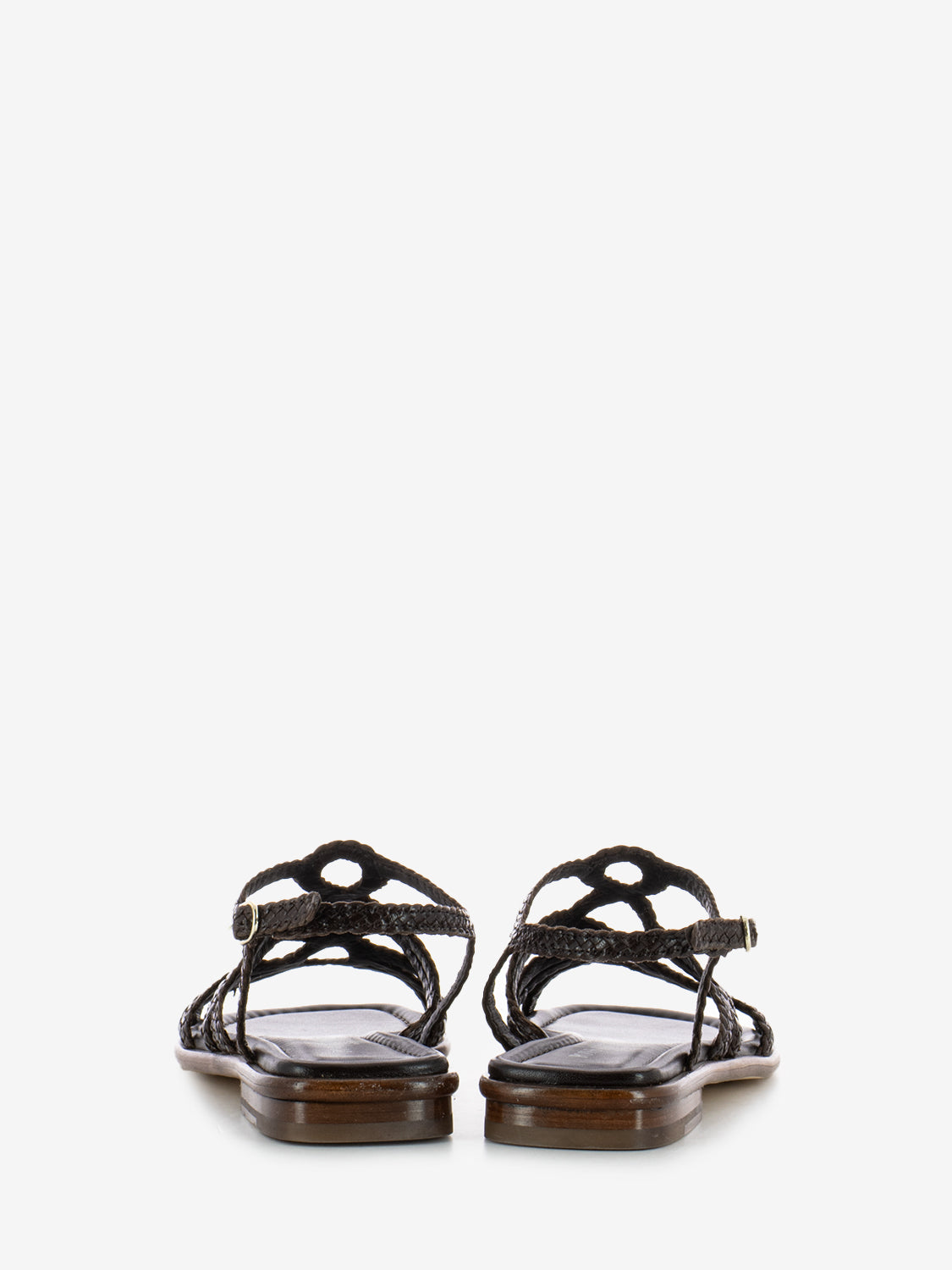 Flat sandals in woven leather coffee