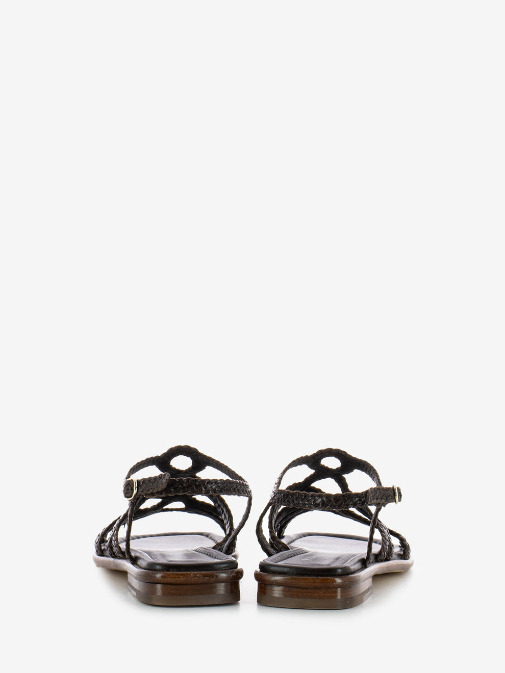 Flat sandals in woven leather coffee