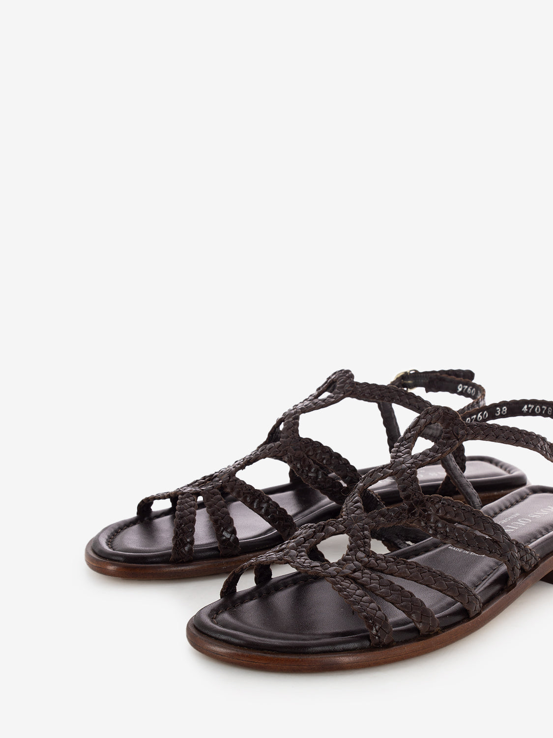 Flat sandals in woven leather coffee