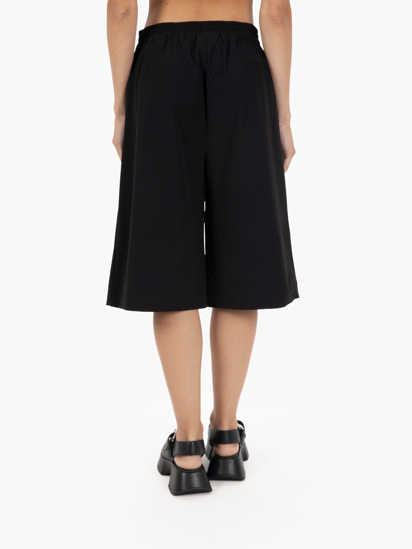 Heida Bermuda in black technical fabric
