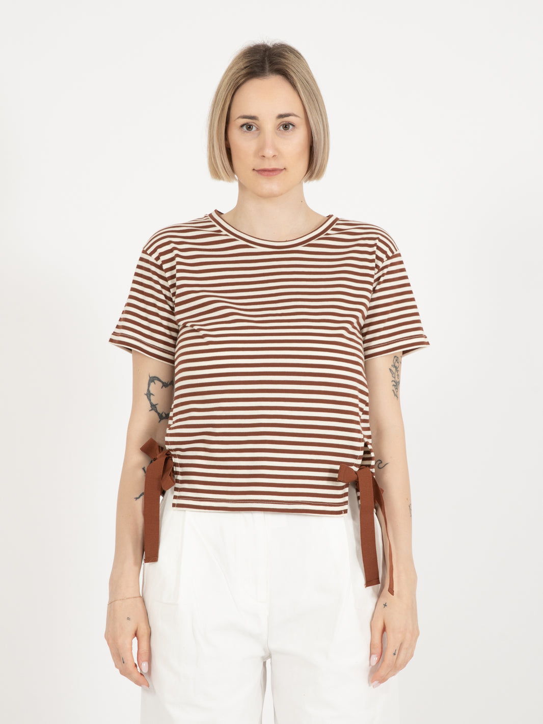 T-shirt con fiocchi a righe bianco / cacao