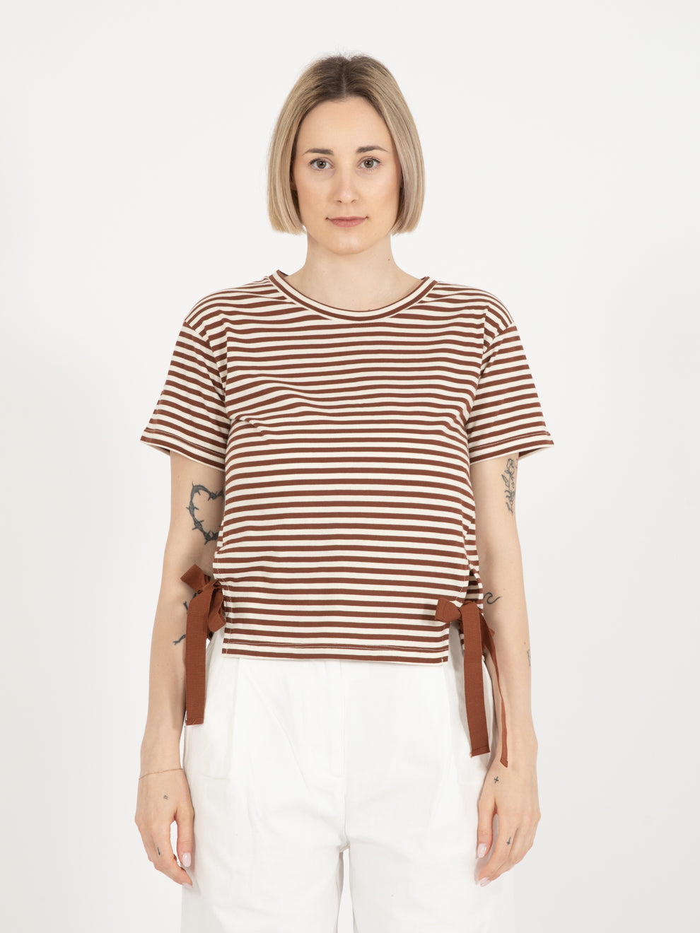 T-shirt con fiocchi a righe bianco / cacao