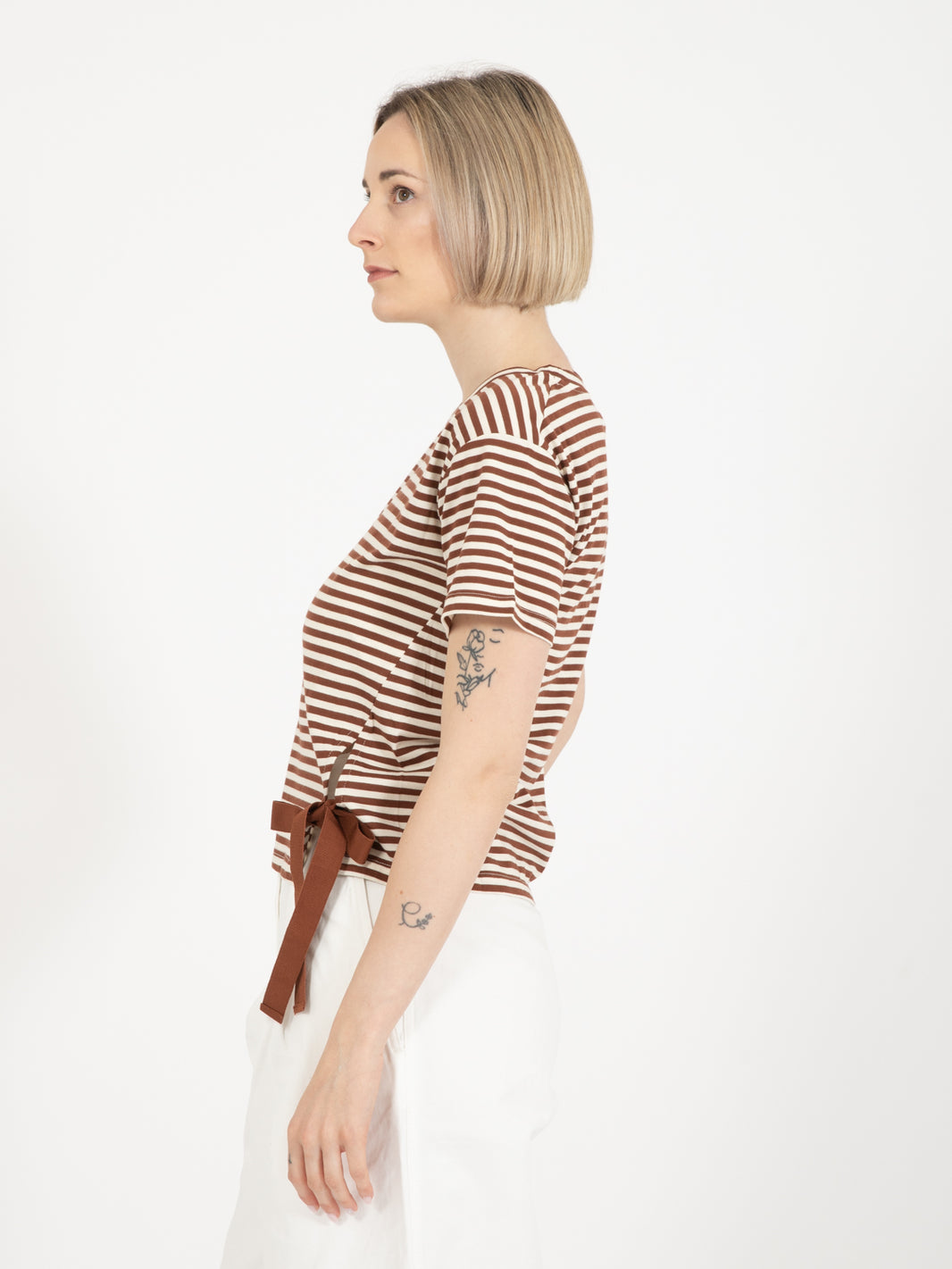 T-shirt con fiocchi a righe bianco / cacao