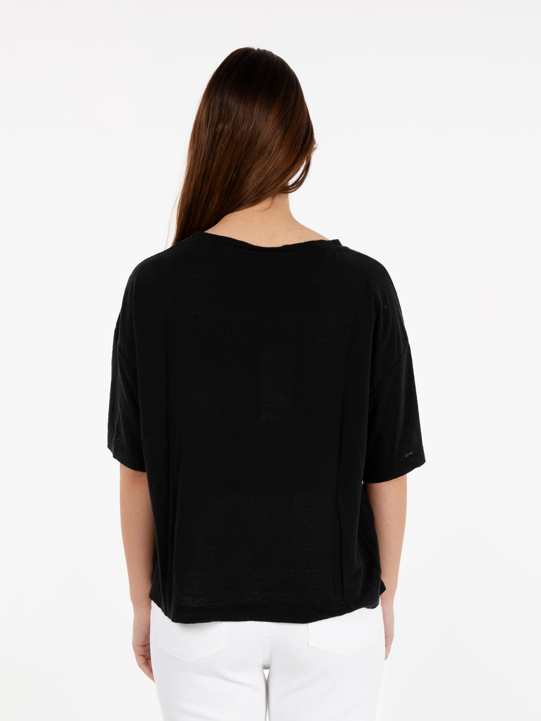 T-shirt over lino nero