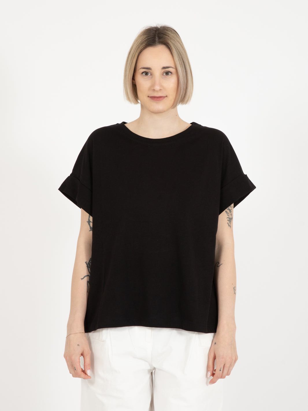T-shirt over nera