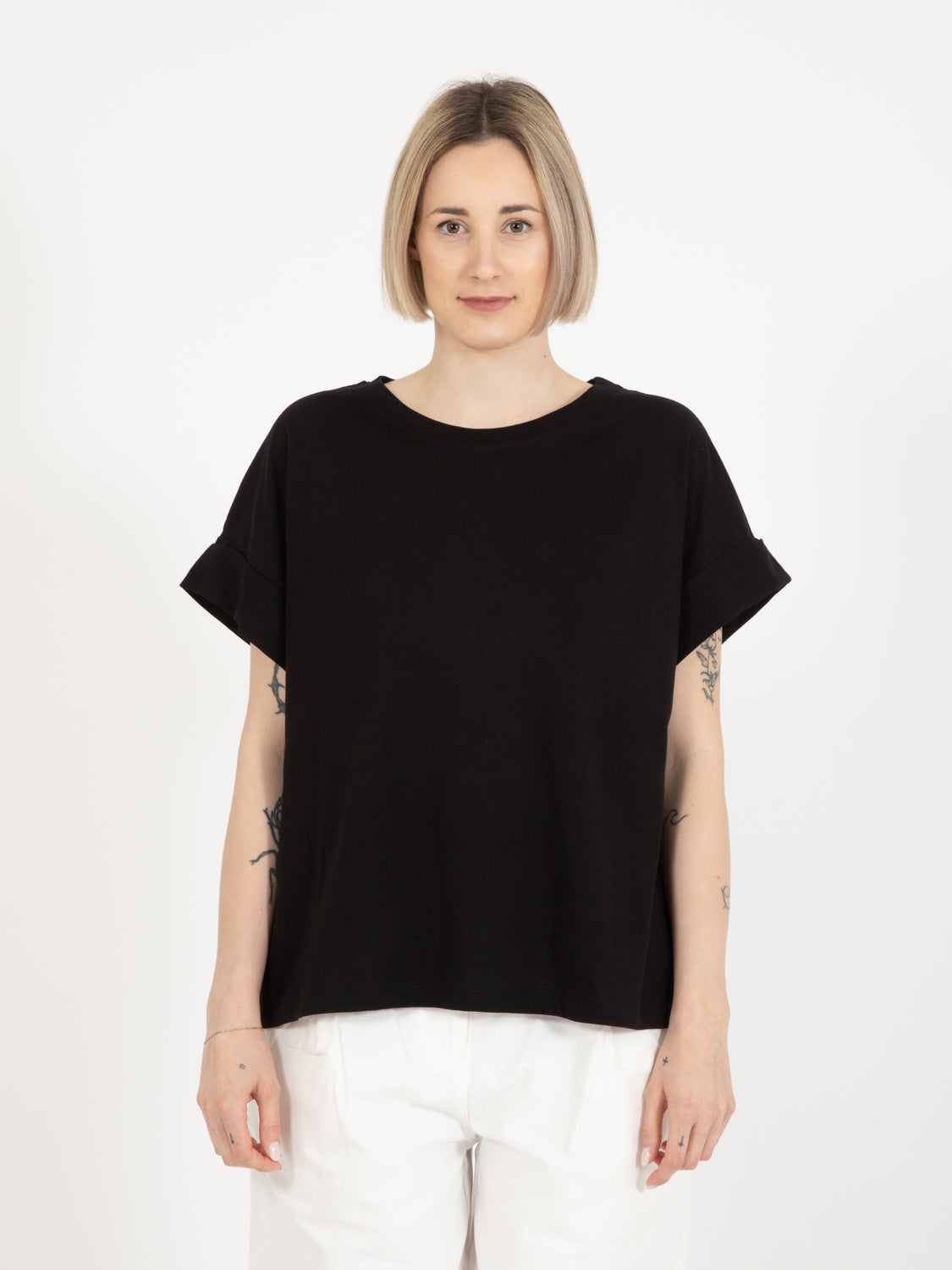 T-shirt over nera
