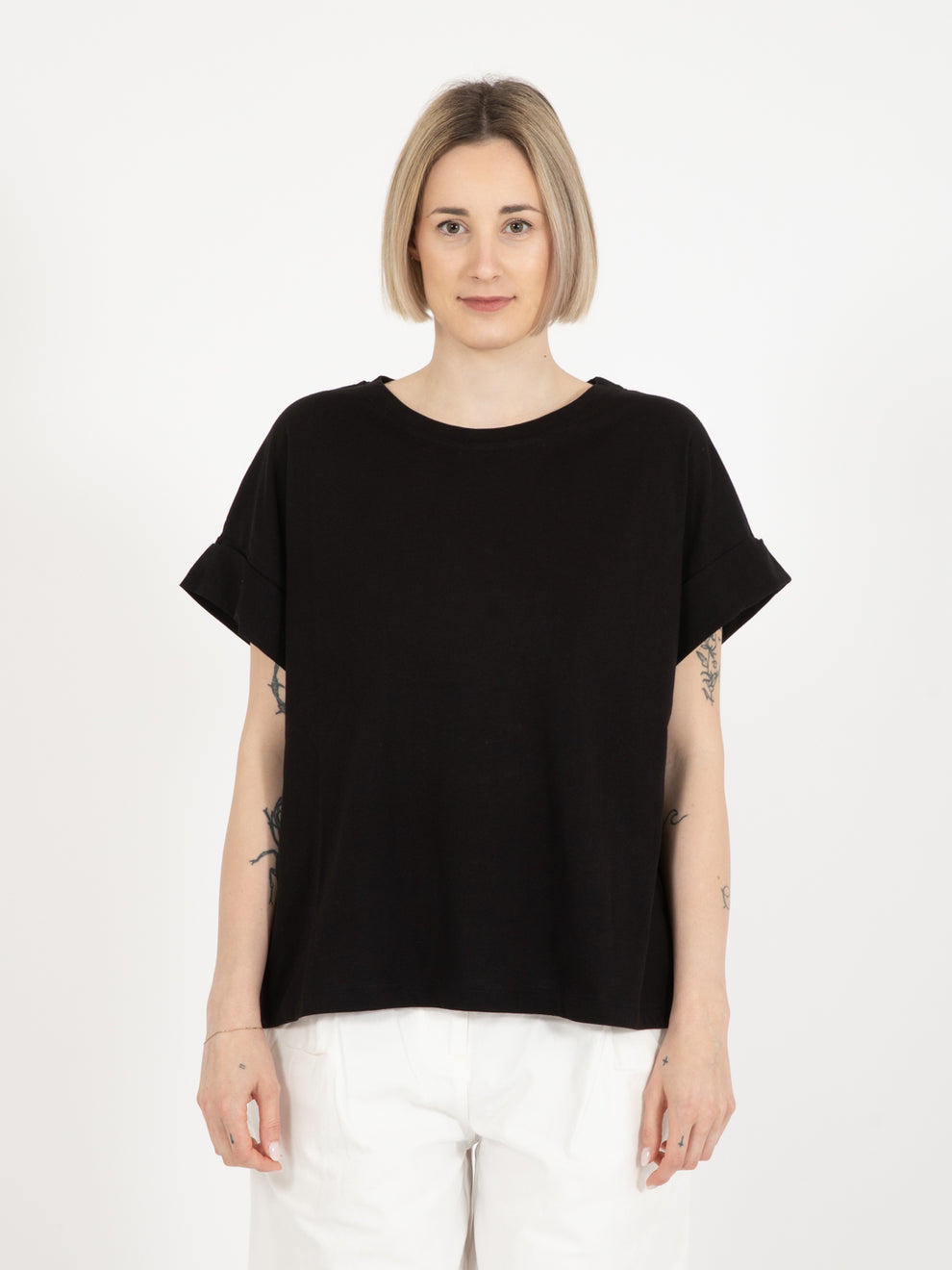 T-shirt over nera