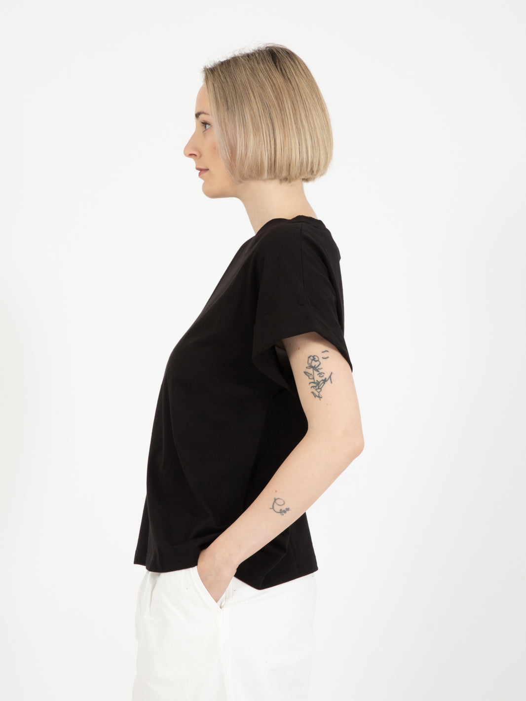 T-shirt over nera