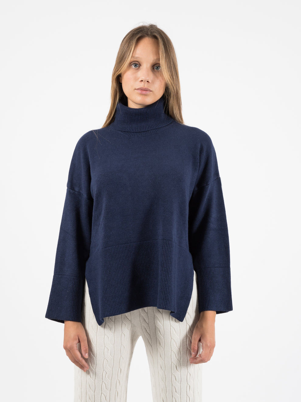 Dolcevita over dettagli a coste navy