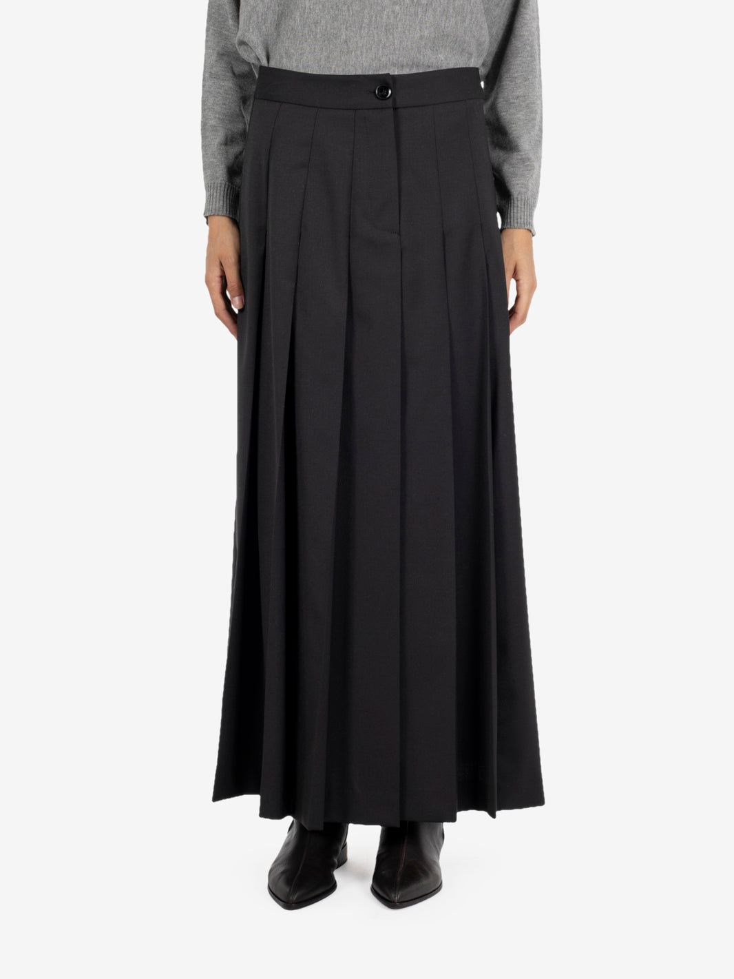 Black pleated long skirt