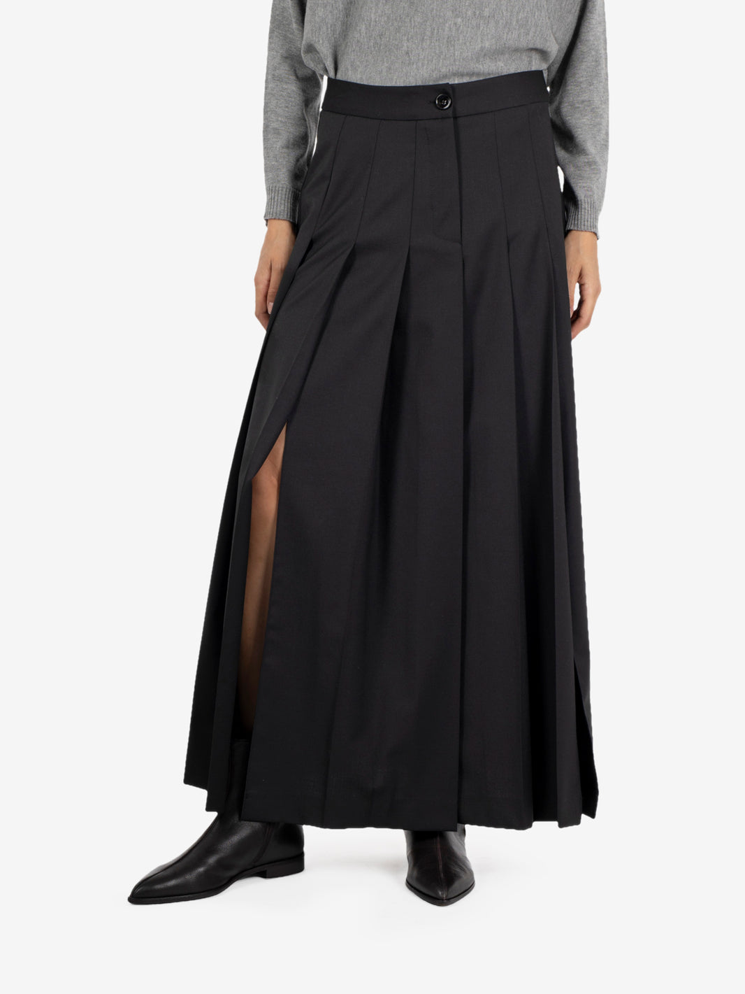 Black pleated long skirt