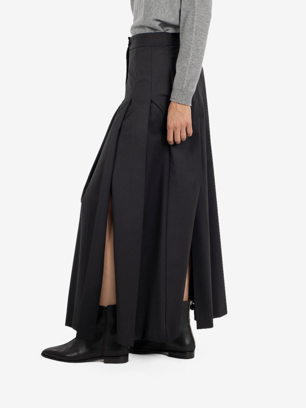 Black pleated long skirt