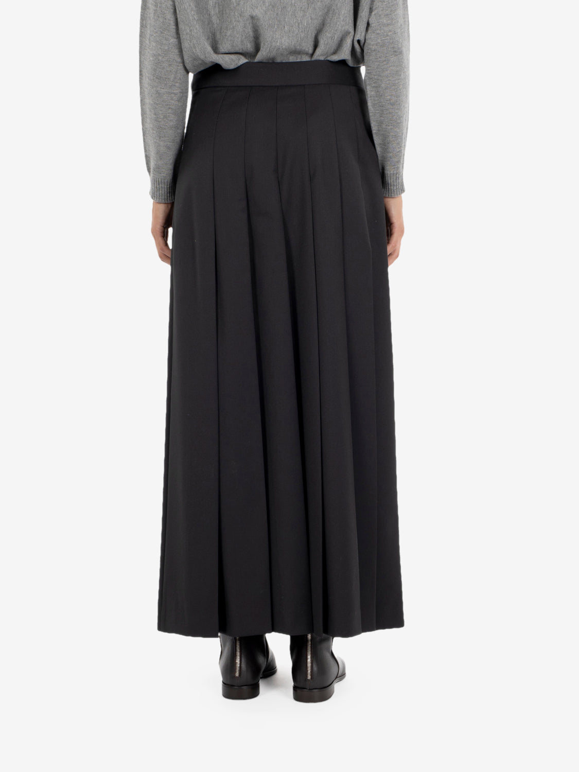 Black pleated long skirt