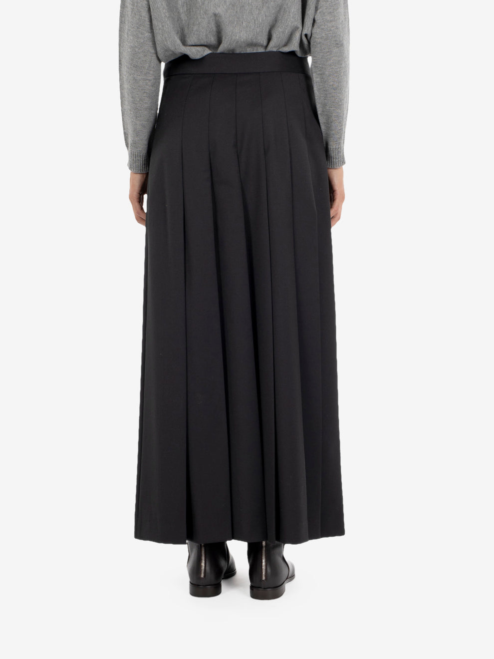 Black pleated long skirt