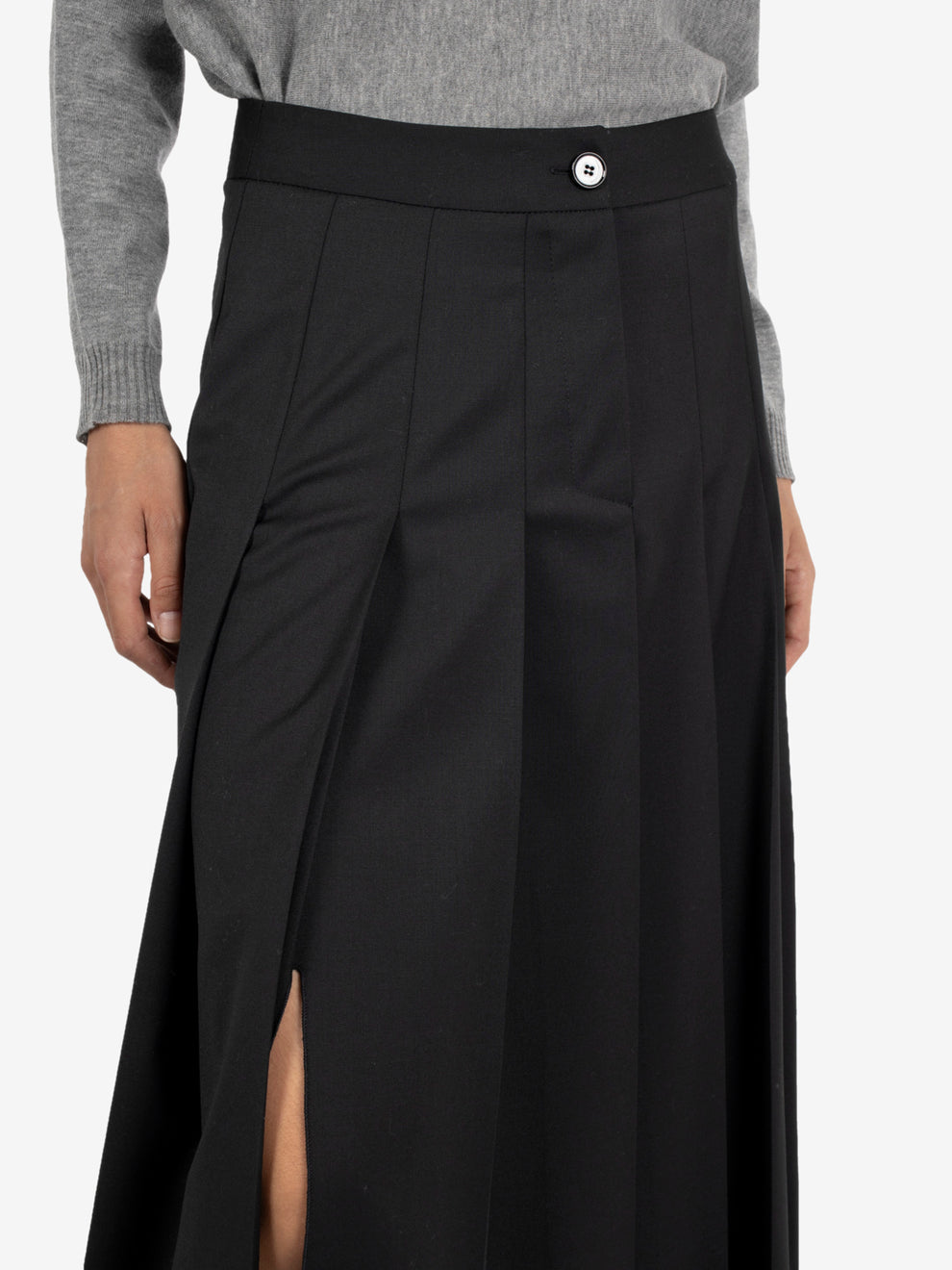 Black pleated long skirt