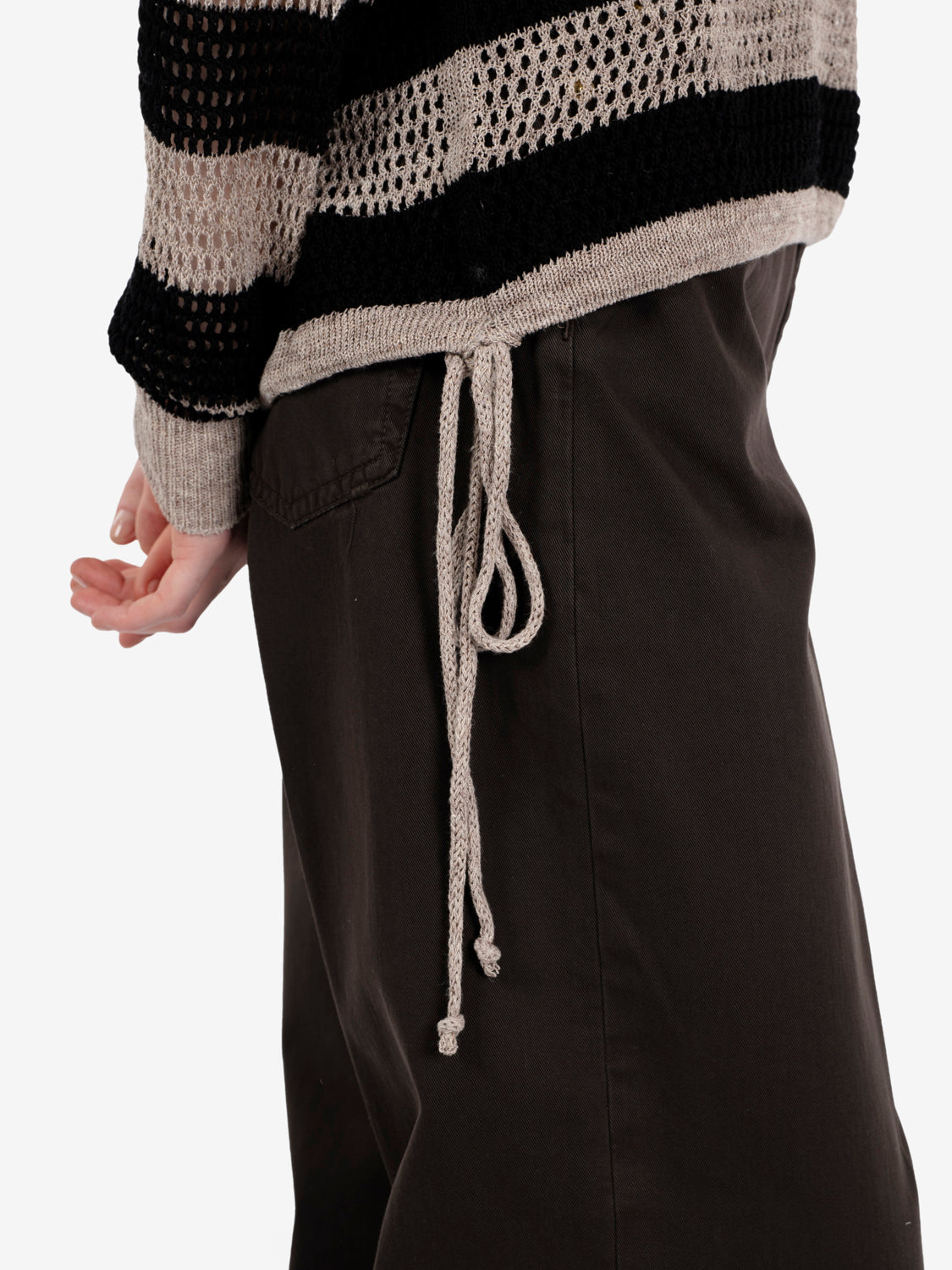 Openwork rope / black sweater
