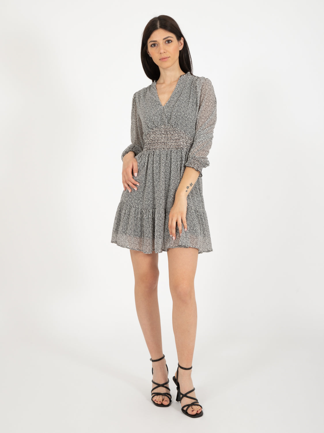Abito corto fascia smock pois bianco / nero
