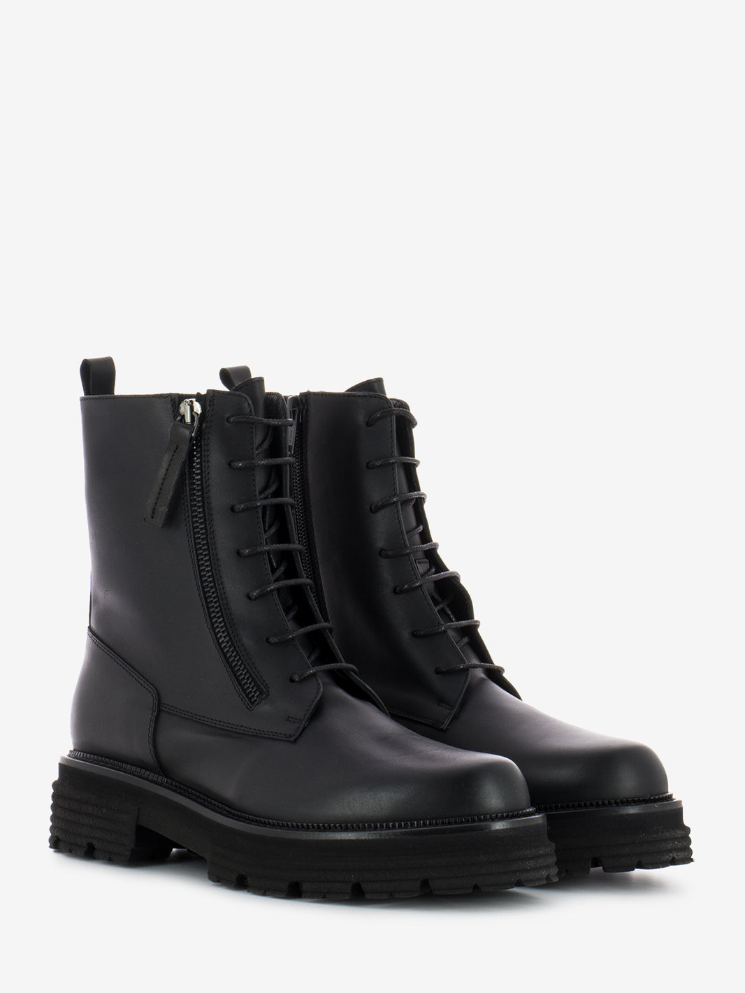 High-bottom amphibians with black zip