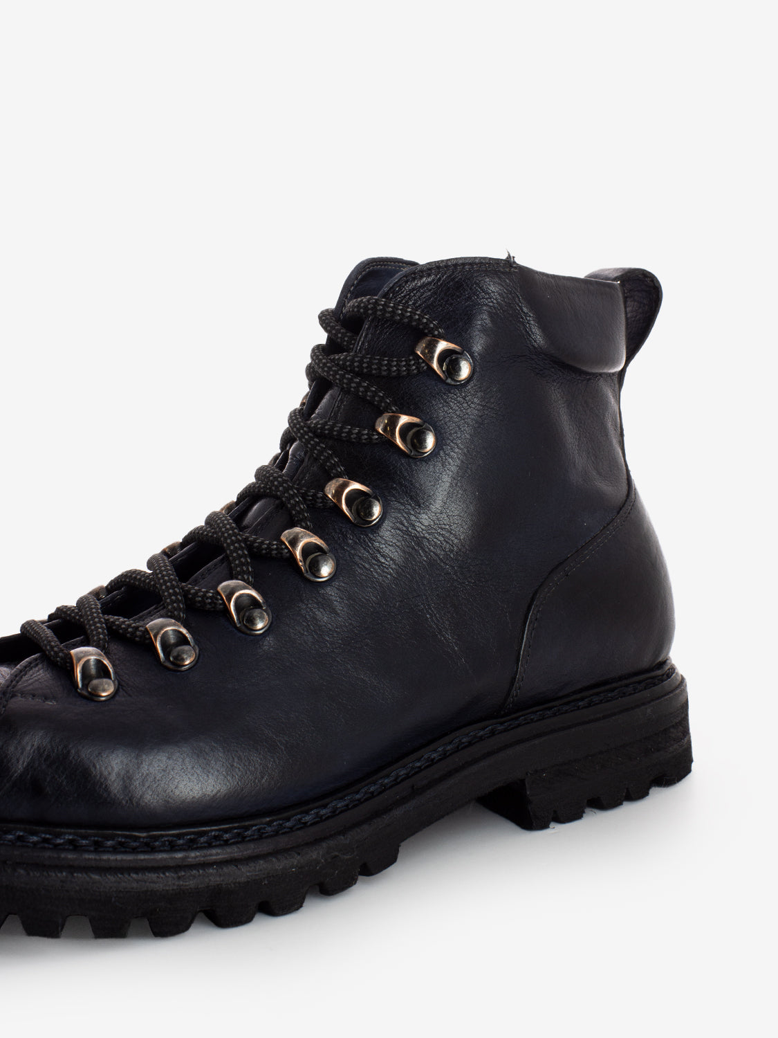 Anfibio con occhielli metallici blu