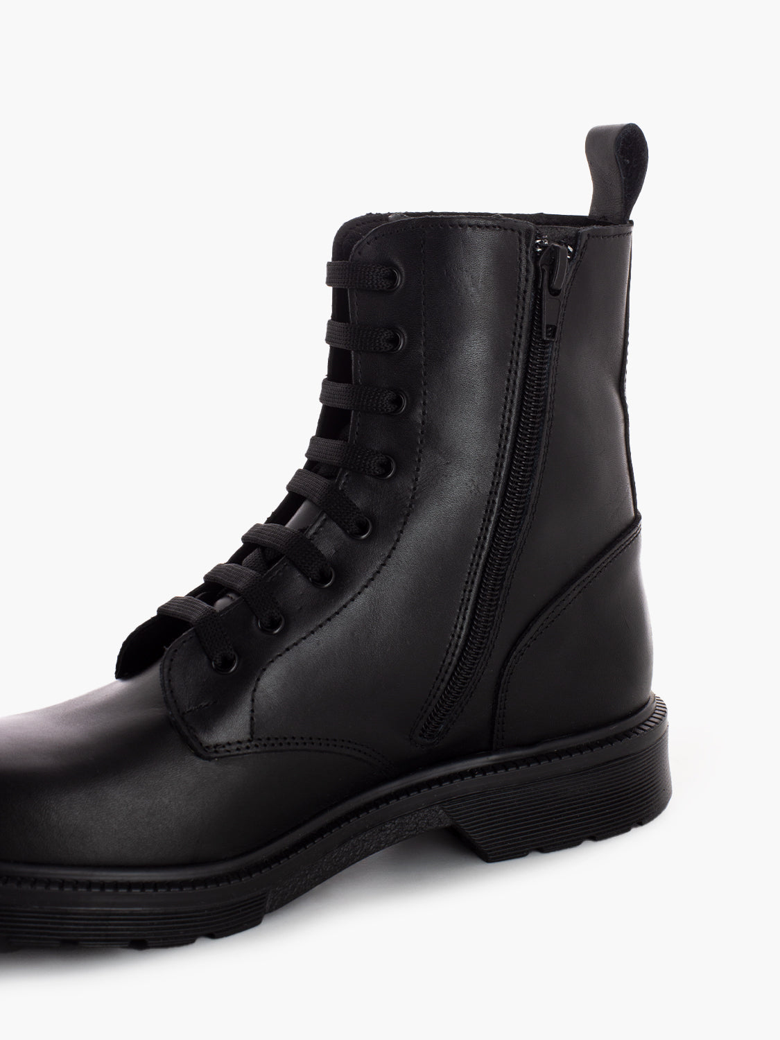 Anfibio in pelle con zip nero