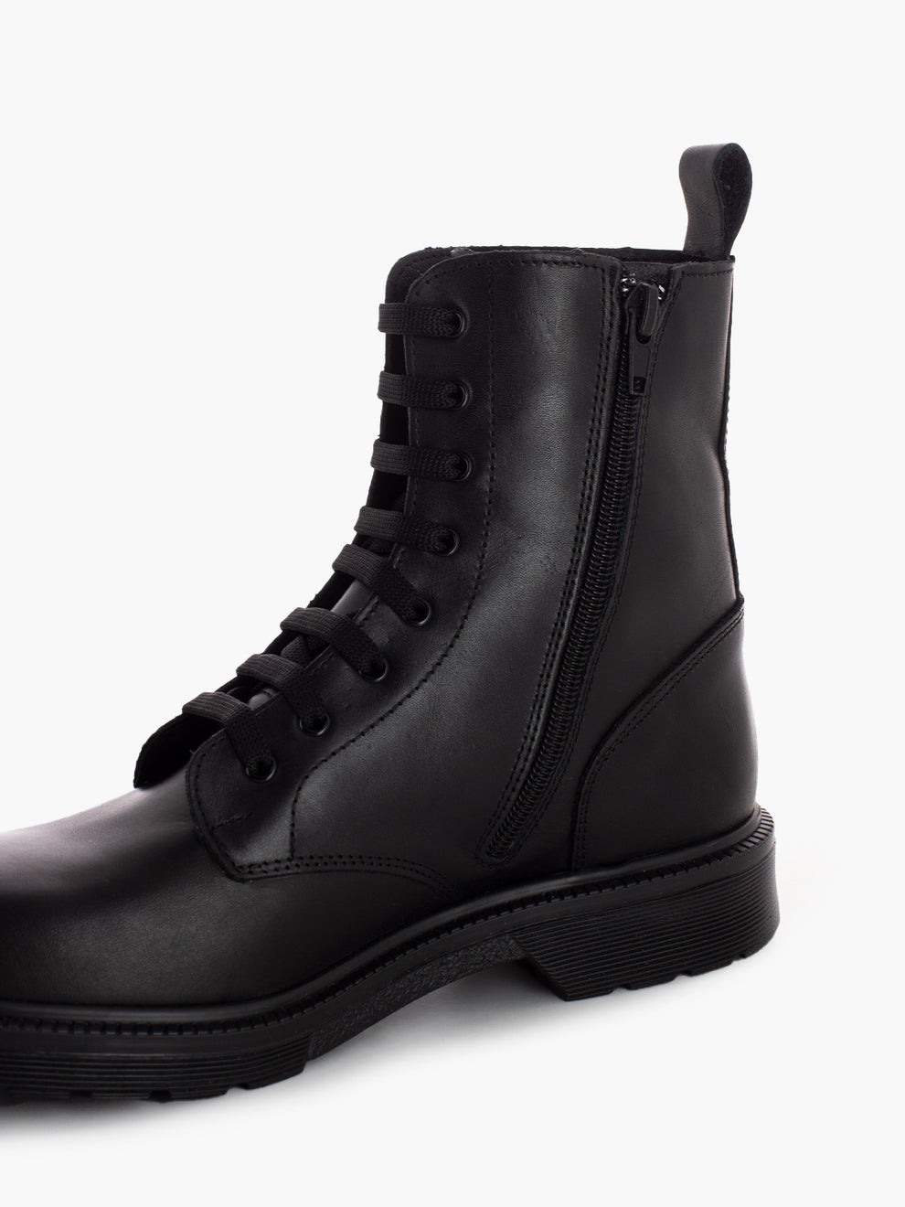 Anfibio in pelle con zip nero