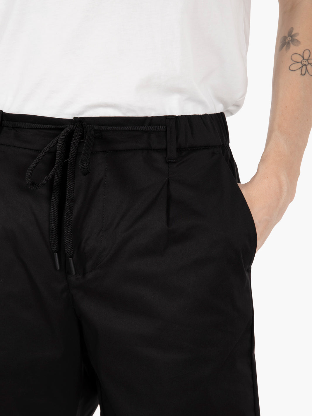Black canvas Bermuda shorts